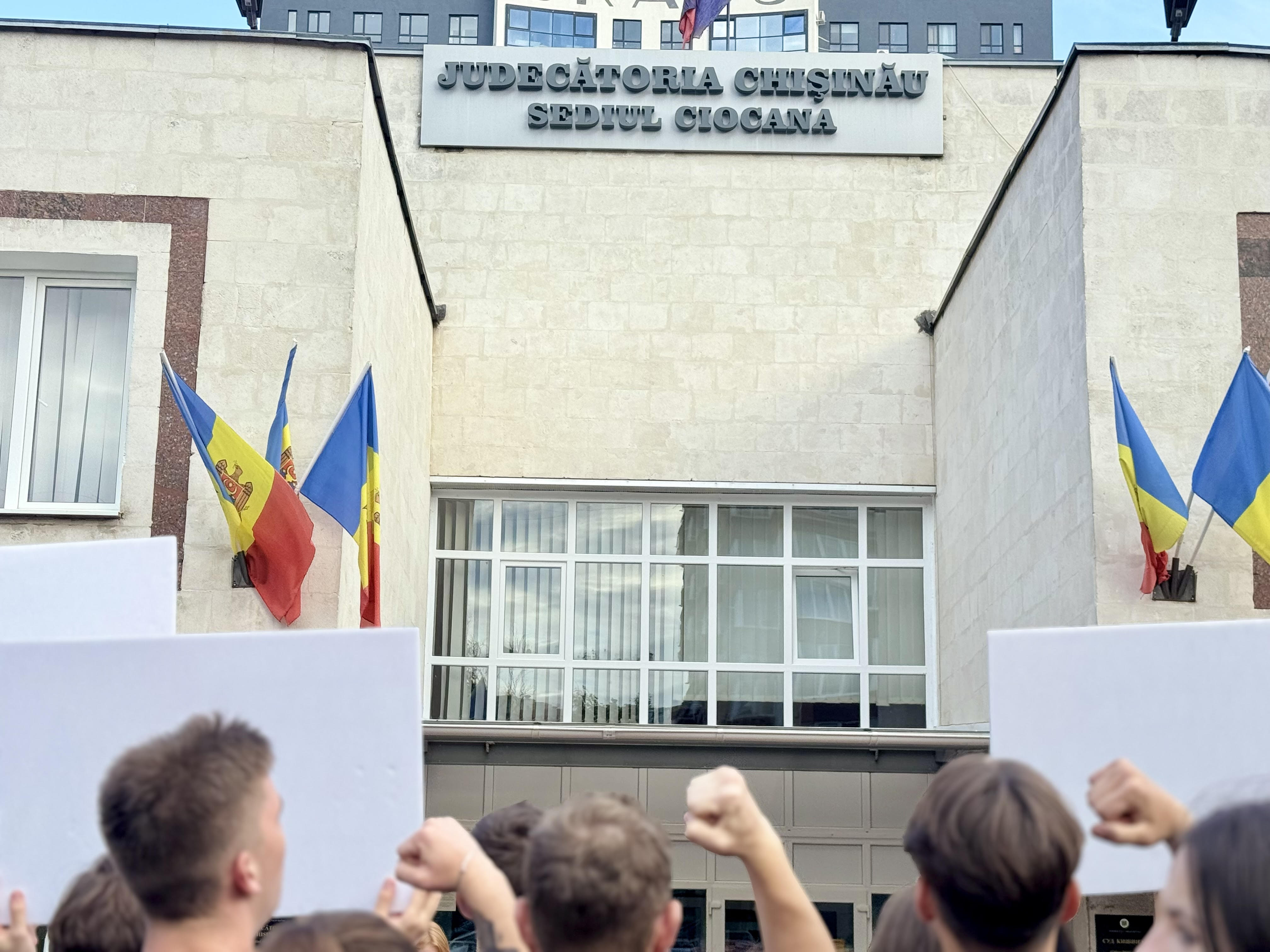 Nu represiunilor politice, sute de simpatizanți ai blocului “Victorie” au protestat la Judecătoria sectorului Ciocana