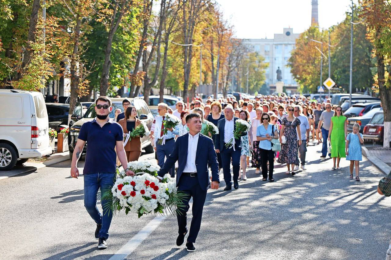 Оргеев отметил Национальный день языка торжественным маршем и возложением цветов