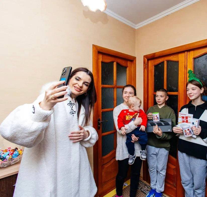 Emoționați până la lacrimi: copii din Găgăuzia au început să primească cadouri de la Ilan Șor