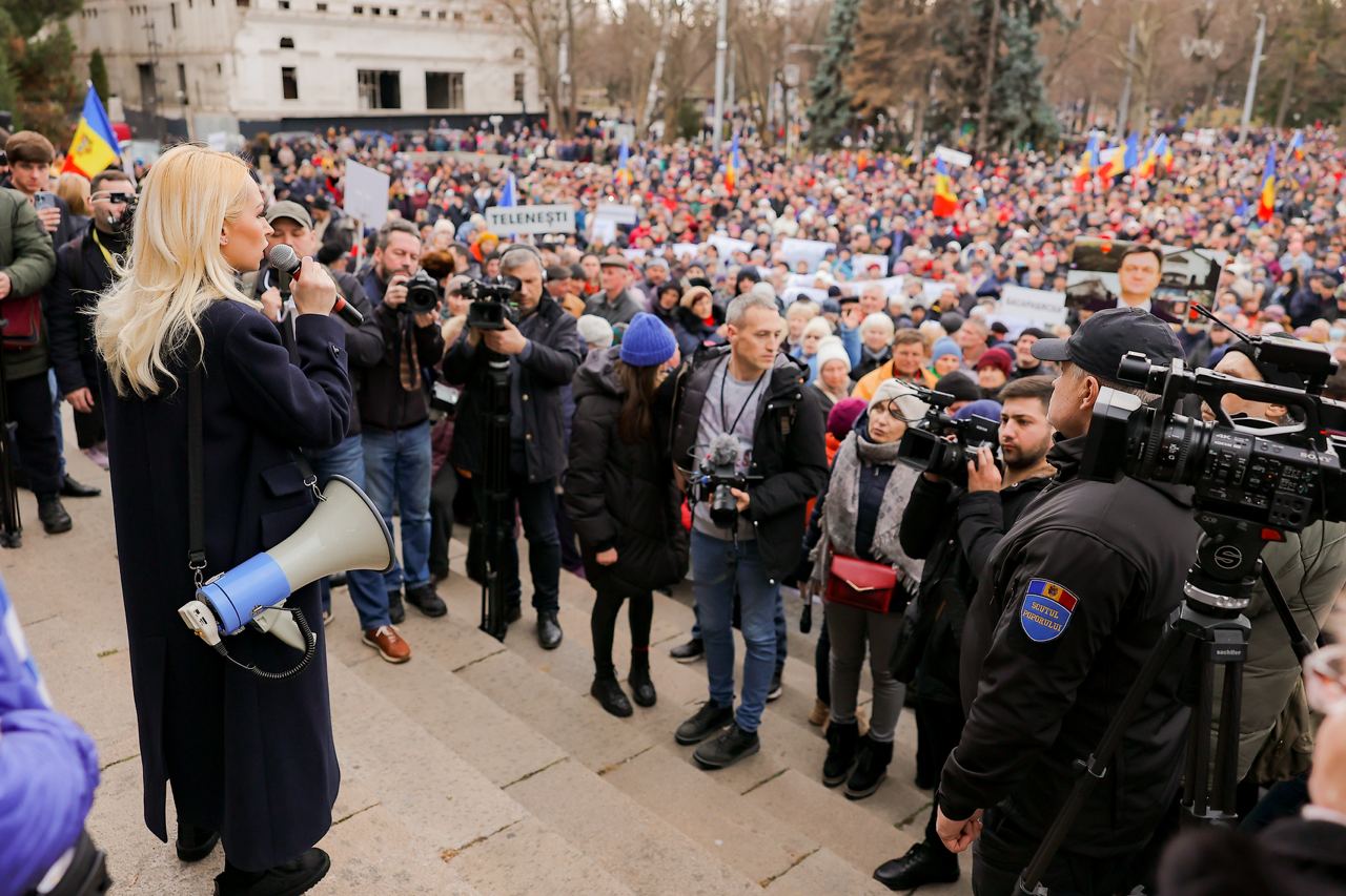 Peste 40 de mii de oameni au participat la mitingul organizat de Mișcarea Pentru Popor, pentru a determina Guvernul să plătească integral facturile cetățenilor pentru lunile de iarnă