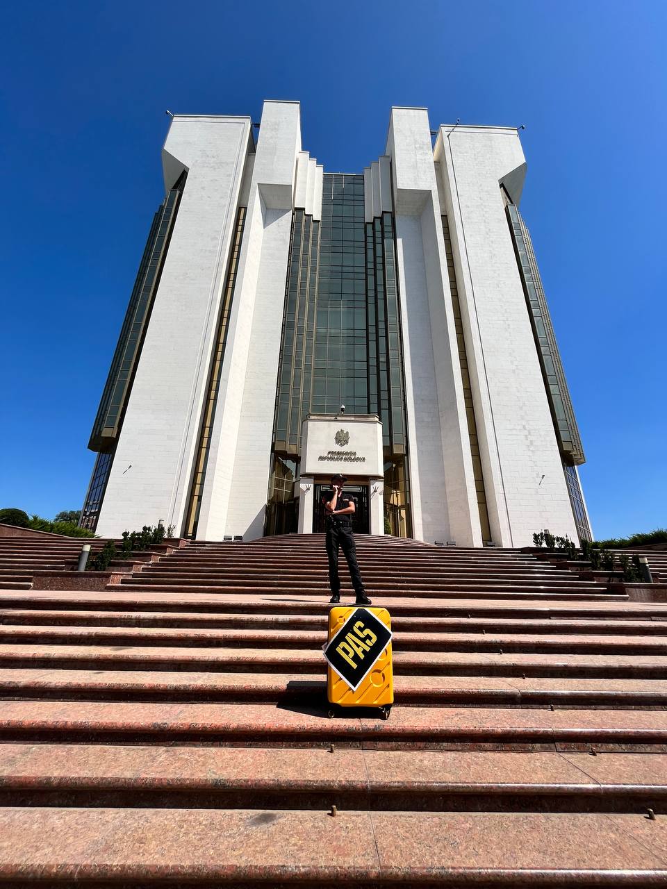 Tinerii moldoveni au strâns o valiză pentru Sandu la Bruxelles