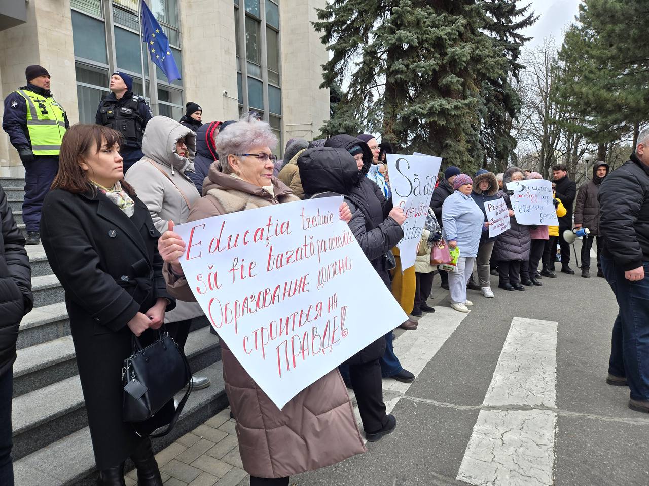 Блок «Победа» организовал флешмоб перед Министерством образования: участники осудили учебники истории, искажающие правду