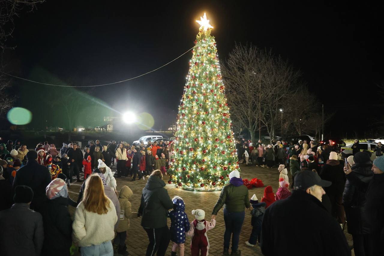 Satele Moldovei îmbracă haine de sărbătoare: Echipa lui Ilan Șor va organiza festivități cu prilejul inaugurării pomilor de Crăciun în toată țara