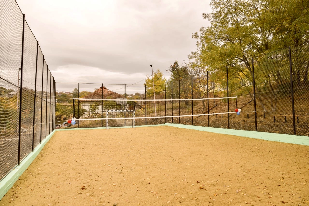 Bucurie mare în satul Sămănanca: conducerea raionului Orhei cu suportul echipei lui Ilan Șor a construit un teren sportiv multifuncțional