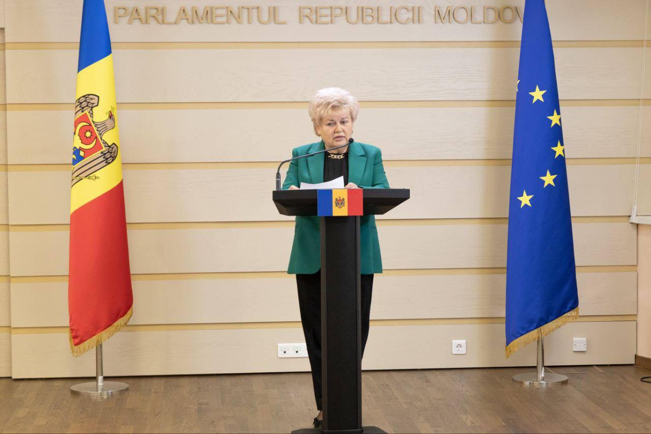 Pensia minimă – 5000 de lei: deputatul Reghina Apostolova cere să fie votat unanim de Parlament un proiect privind îmbunătățirea vieții pensionarilor