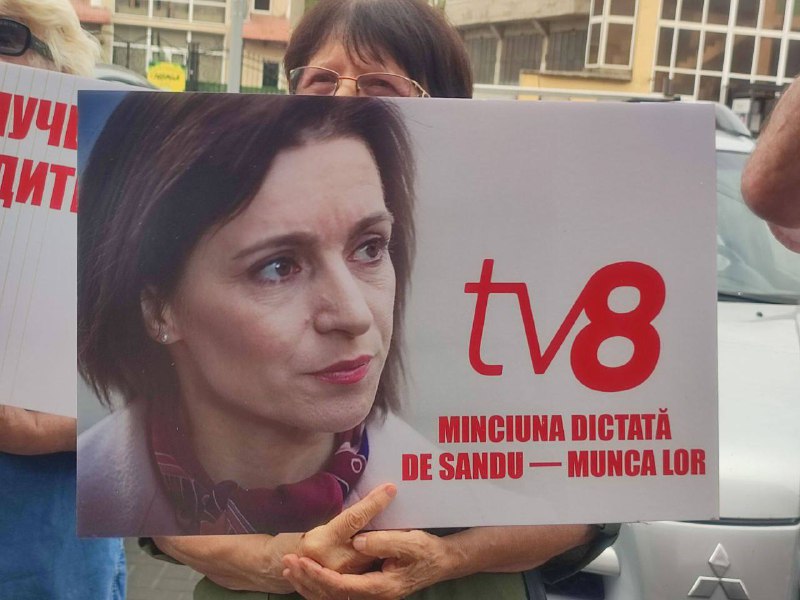 „Macaroane de la TV8” - sub astfel de sloganuri activiștii blocului „Victorie” au organizat un flash mob în fața postului de televiziune