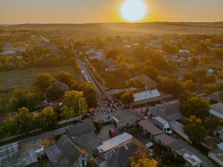 Echipa lui Ilan Șor continuă modernizarea infrastructurii în toată țara. Trei străzi din satul Pohorniceni sunt de nerecunoscut după renovare