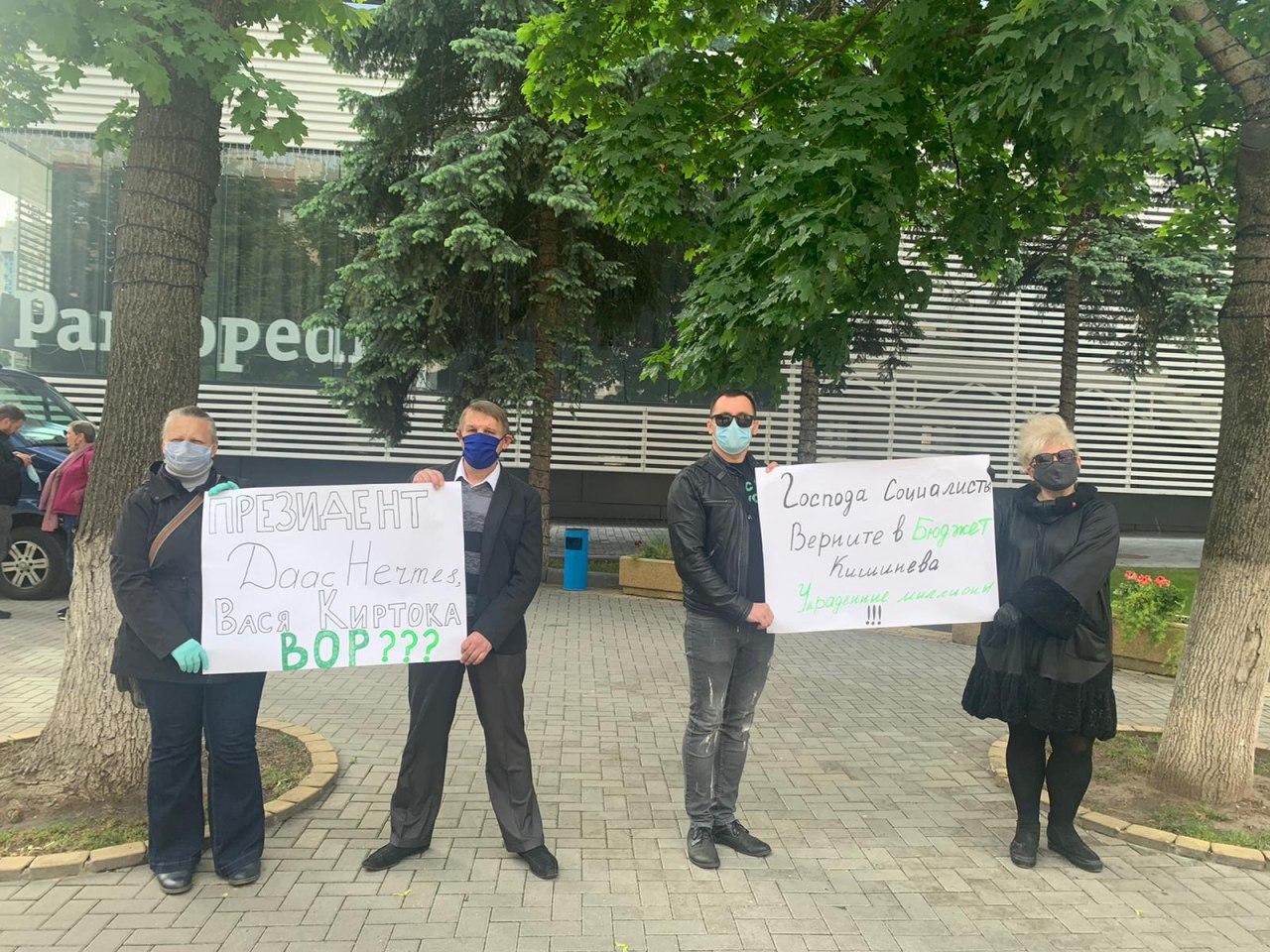 Обманутые кишиневцы рассказали в Муниципальном совете о воровстве советника ПСРМ Василия Киртоки