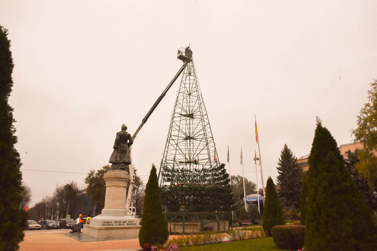 Илан Шор и команда готовят Оргеев к волшебному празднику: полным ходом идут работы по возведению самой высокой рождественской елки в стране