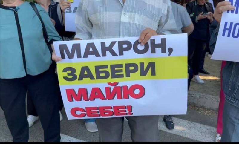 „Macron, ia-o pe Maia la tine!”: participanții la acțiunea de susținere a deținuților politici au cerut ca Moldova să fie izbăvită de Sandu