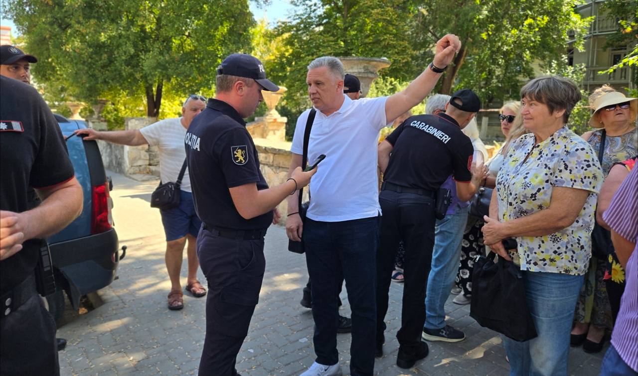 Încă o zi a rușinii pentru PAS: poliția a încercat să disperseze  protestul pașnic din fața penitenciarului nr. 13