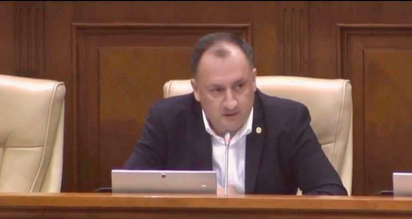 Депутат Денис Уланов заявил, что премьер-министр Дорин Речан вмешивается в судебный процесс, и повторно потребовал заслушать его в парламенте