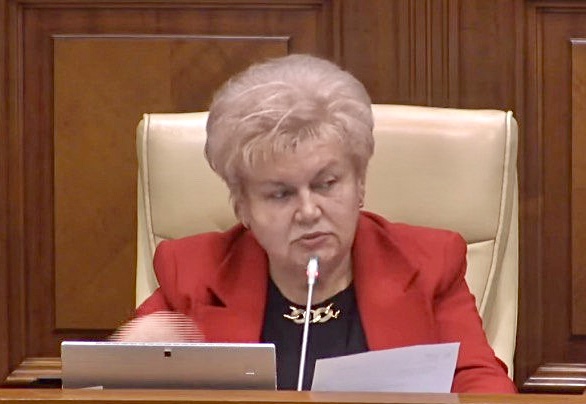 Reghina Apostolova a cerut în parlamentul Moldovei creșterea pensiilor până la 5000 de lei