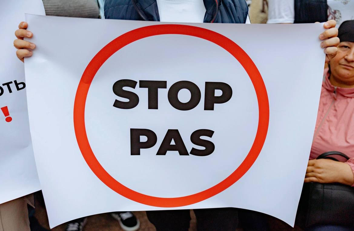 Protest la Chișinău împotriva acțiunilor regimului PAS: mii de oameni s-au adunat în fața parlamentului și președinției pentru a cere demisia guvernării