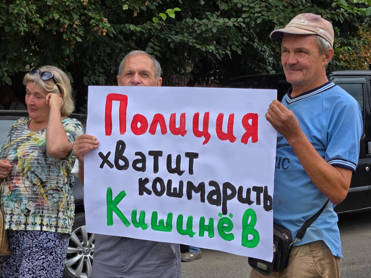 «Невинные сидят в тюрьмах, а настоящие преступники на свободе»: у тюрьмы №13 в Кишиневе люди каждый день требуют освобождения политзаключенных
