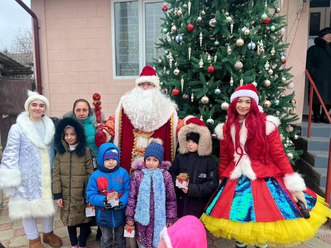 Echipa lui Ilan Șor continuă să organizeze petreceri de poveste cu ocazia sărbătorilor de iarnă: în toată țara sunt inaugurați solemn pomii de Crăciun