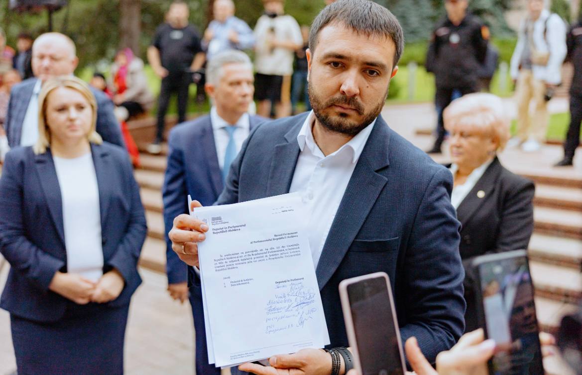 Opoziția parlamentară și cetățenii cer demisia lui Igor Grosu. De asemenea, el ar putea fi revocat prin vot secret